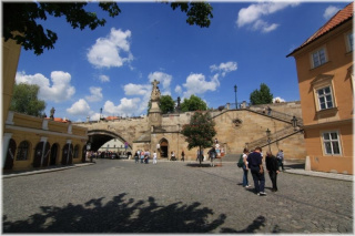 Ostrov Kampa - náměstíčko pod Karlovým mostem