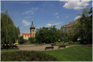 Karlovo náměstí a v pozadí Novoměstská radnice