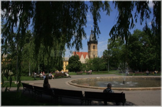Karlovo náměstí a v pozadí Novoměstská radnice