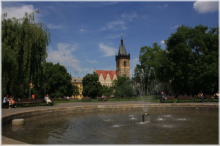 Karlovo náměstí a v pozadí Novoměstská radnice