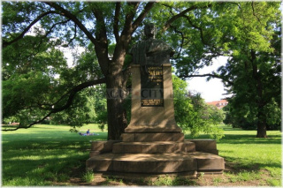 Praha 2 - Karlovo náměstí a socha české spisovatelky Karoliny Světlé