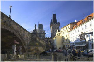Karlův most v pozadí Malostranské mostecké věže