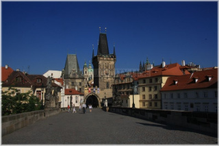 Karlův most v pozadí Malostranské mostecké věže