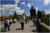 Karlův most v pozadí Staroměstská mostecká věž