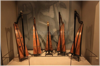 České muzeum hudby - expozice strunných nástrojů - jednoduché harfy