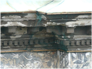 Opadávající kusy omítky