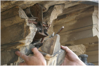 Opadávající kusy omítky