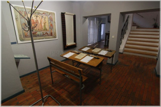 Národní pedagogické muzeum - interiér - stará školní lavice