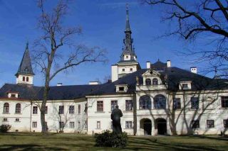 Zámek Lužany a socha Josefa Hlávky