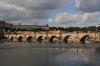 Karlův most a v pozadí Pražský hrad