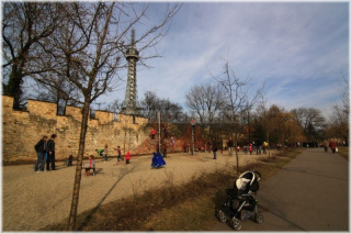 Petřín - Hladová zeď  u rozhledny a dětské hřiště