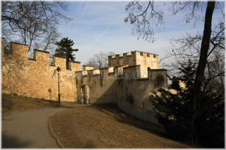 Petřín - Hladová zeď a obranná věž