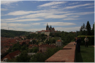Kramářova vila - výhled ze zahrady na Pražský hrad