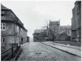 Jedna z posledních fotografií Jedové chýše. Přímo uprostřed, vpravo je vidět část kostela sv. Apolináře