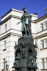 Křižovnické náměstí a socha císaře Karla IV.