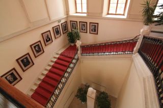 Senát- Schodiště s portréty předsedů senátu