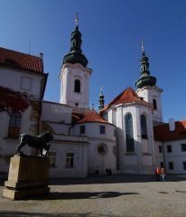 Strahovský klášter - vnitřní nádvoří a basilika Nanebevzetí Panny Marie