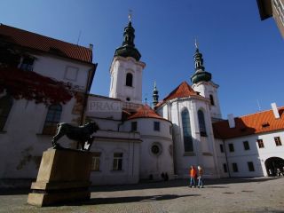 Strahovský klášter  - vnitřní nádvoří a basilika Nanebevzetí Panny Marie