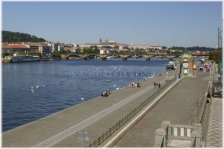 Náplavka na Rašínově nábřeží (Praha 2 - Výtoň)