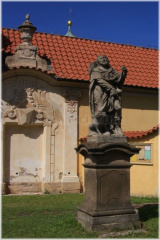 Socha sv. Rocha z roku 1751 před kostelem Panny Marie Vítězné na Bílé hoře v Praze