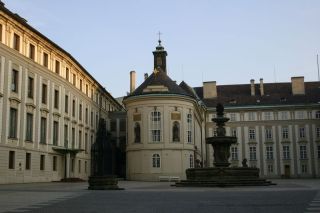 II. nádvoří a kaple sv. Kříže