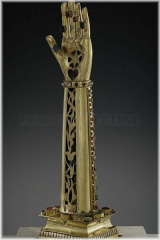 Svatovítský poklad - stříbrný relikviář sv. Jiří v podobě ruky