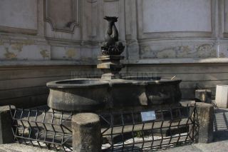 Staroměstské náměstí - kostel sv. Mikuláše - Kašna s delfíny