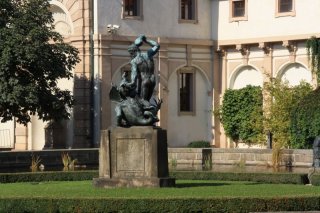 Valdštejnská zahrada - socha Herkula bojujícího s drakem