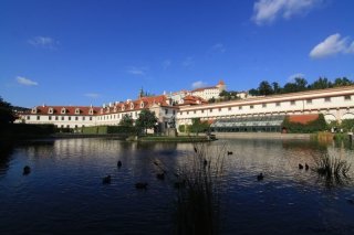 Valdštejnská zahrada s rybníčkem