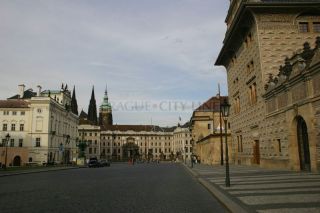 Hradčanské náměstí , vpravo Schwarzenberský palác , vlevo Arcibiskupský palác a v pozadí Pražský hrad