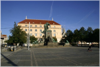 Palackého náměstí a Palackého socha