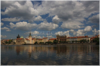 Novotného lávka a Smetanovo nábřeží ze Střeleckého ostrova