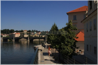 Nábřeží Mikuláše Alše - pohled na Mánesův most