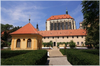 Františkánská zahrada v pozadí kostel Panny Marie Sněžné