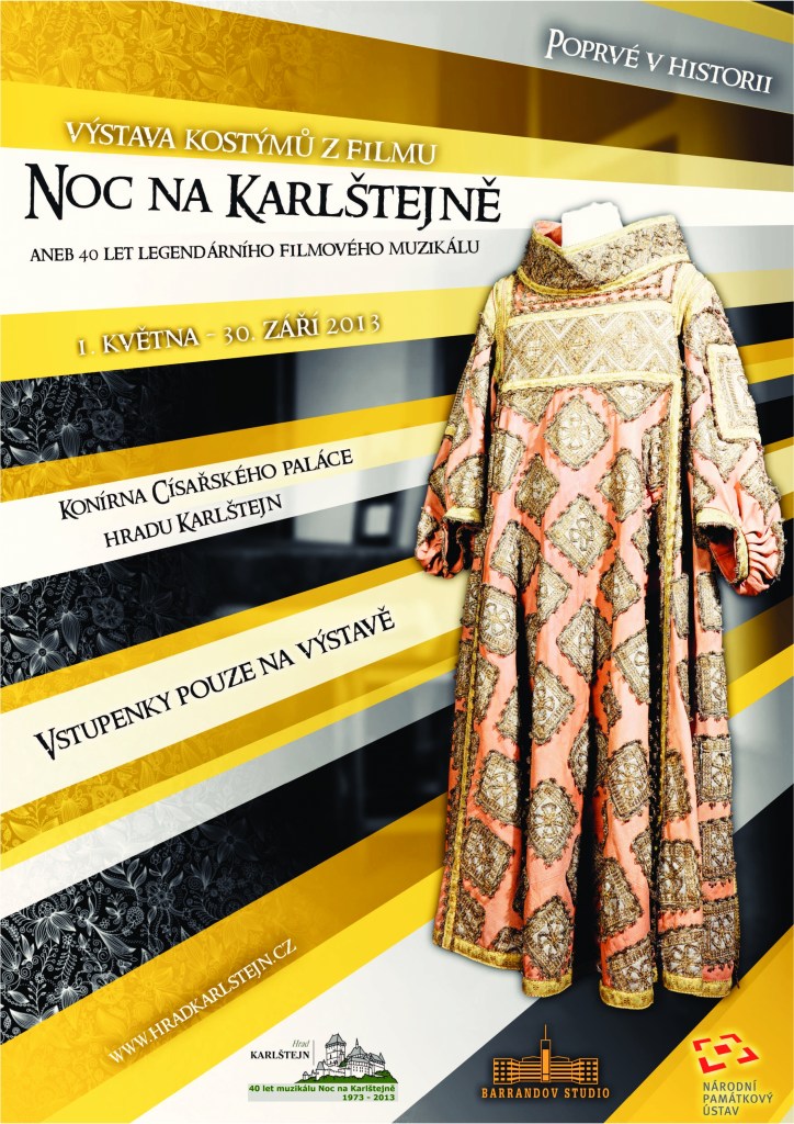 Karlštejn vystavuje filmové kostýmy z Noci na Karlštejně