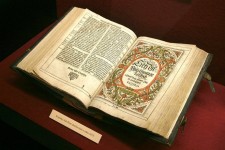 Národní knihovna vystavuje Bibli kralickou