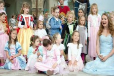 Svatojánský bál princezen, rytířů a princů na nádvoří zámku
