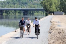 Stezka z Holešovic do Stromovky po nově upravené stezce podél Vltavy