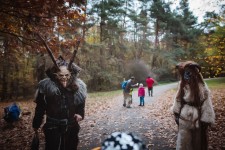 Noční strašidelný les v Hostivařském lesoparku - stezka odvahy