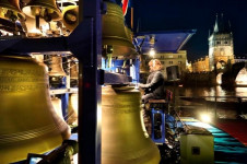 Zvonohra na lodi u Karlova Mostu